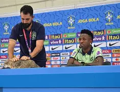 土耳其绝地反击乌拉圭，维尼修斯送出助攻