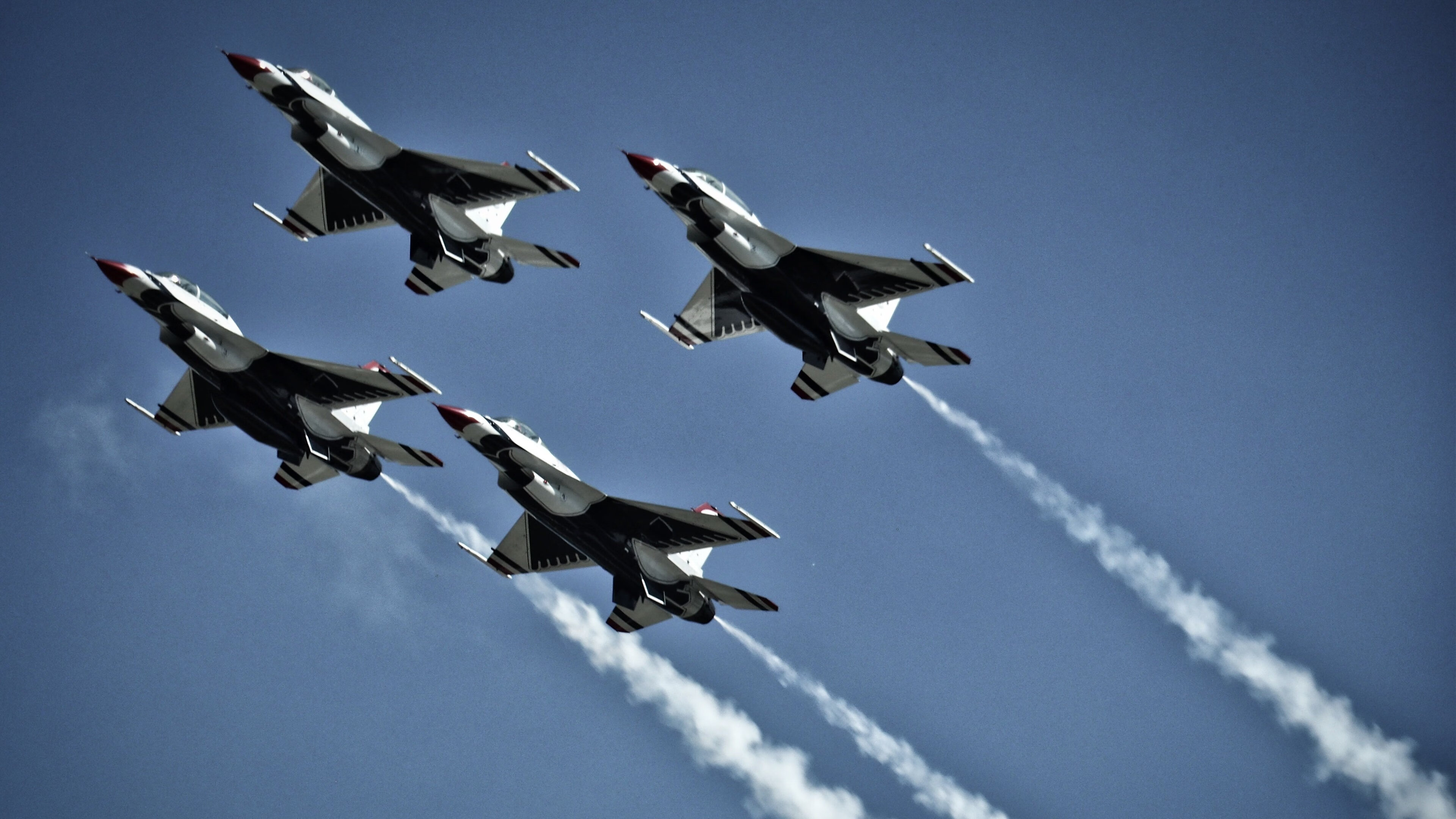 北欧冷焰与桑巴灼阳,绿茵场的冰与火之歌